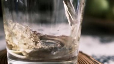 Yukarıdaki bir bardağa koyu arkaplan üzerinden brendi ya da viski dök.