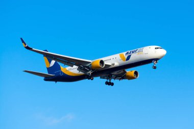 Boryspil, Ukrayna - 2 Ocak 2021: Azur Havaalanının Boeing 767-300 sefer sayılı uçağı Boryspil Uluslararası Havaalanına indi