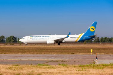 Boryspil, Ukrayna - 10 Eylül 2019: Ukrayna Uluslararası Havayolları 'nın Boeing 737-900 sayılı uçağı Boryspil Uluslararası Havaalanında yavaşlıyor