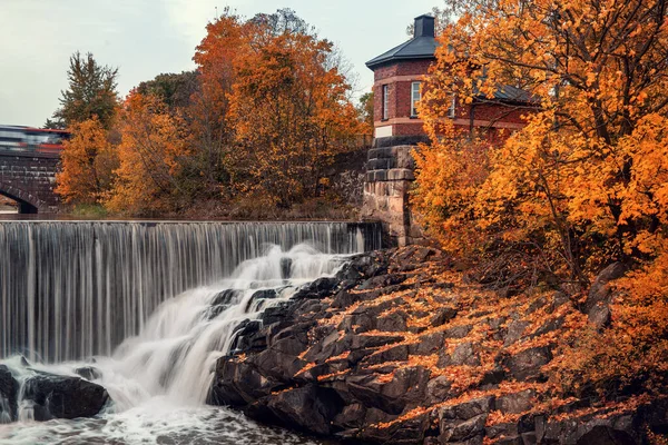 Cachoeira em Vanhankaupunginkoski, Helsinki, Finlândia, outono. — Fotografia de Stock