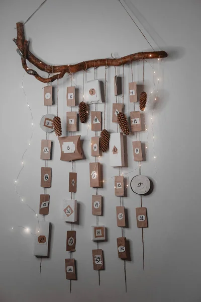 Julkalender i skandinavisk stil hängande på väggen. — Stockfoto