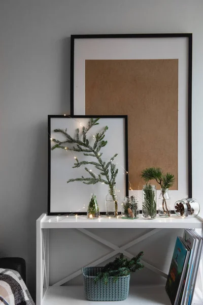 Decoração de Natal em estilo escandinavo. Evergreens em frascos de vidro. Decoração minimalista natural. — Fotografia de Stock