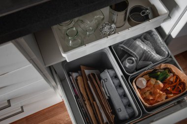 Ayrı çöp kutularında ayrı ayrı ev çöpleri - plastik, karton, biyometal, metal ve cam.