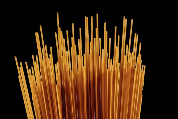 Крупный план сухих сырых спагетти. — стоковое фото