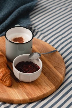 Yatakta kahvaltı - kruvasan, kahve ve reçel. Sevgililer Günü konsepti.