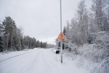 Kış tabelası dikkatli bir şekilde kayak patikasından geçiyor.
