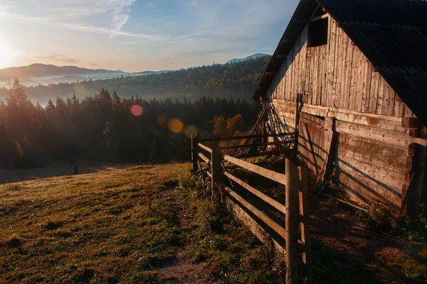 Old wooden barn in the Carpathian mountains. — Stock Photo, Image