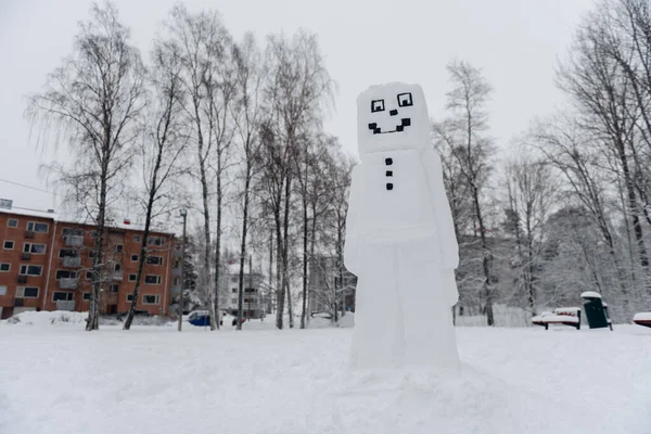 Grappige creatieve vierkante sneeuwpop buiten. — Stockfoto