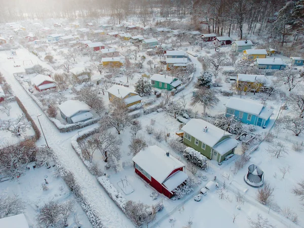 Luftaufnahme von schneebedeckten Hütten in Finnland. Stockfoto