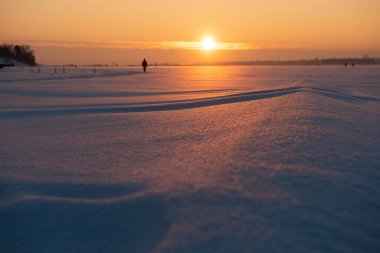 Gün batımında kış manzarası. Karla kaplı bir alan..