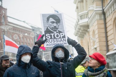 Protestocu, Rus saldırısına karşı prostest posterini tutuyor. Helsinki, Finlandiya, 7.02.2022