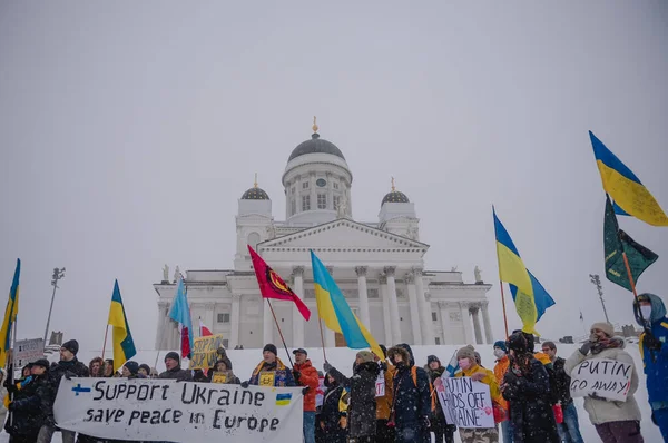 Protestující držící plakáty na demonstraci proti ruské agresi. Helsinky, Finsko, 7.02.2022 — Stock fotografie zdarma