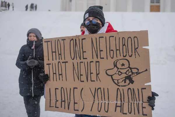 Demonstrant mit Plakat auf Bewährung gegen russische Aggression. Helsinki, Finnland, 7.02.2022 — kostenloses Stockfoto