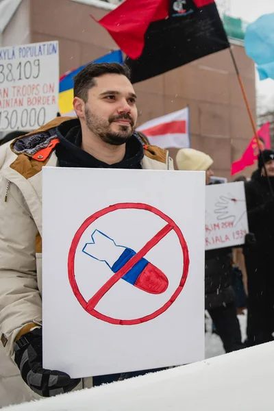 Protester som håller affisch i protest mot rysk aggression. Helsingfors, Finland, 7.02.2022 Royaltyfria Stockfoton