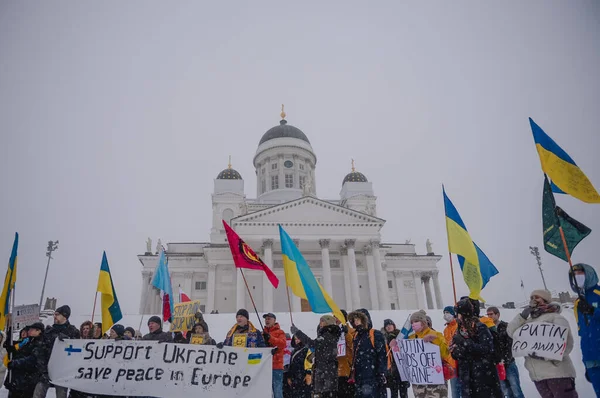 Demonstranten mit Plakaten bei einer Demonstration gegen die russische Aggression. Helsinki, Finnland, 7.02.2022 Stockfoto
