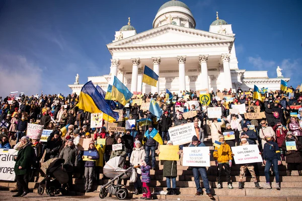 Протестувальники на демонстрації проти російської війни в Україні. Сенат квадрат. Гельсінкі, Фінляндія, 5.03.2022 — стокове фото