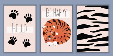 Şirin bir kaplanla kartpostal ve davetiye şablonları. Benekli ve dalgalı çizgileri olan Afrika kökenli etnik baskılar. Selamlama yazıları içeren vektör soyut duvar posterleri tasarlar.