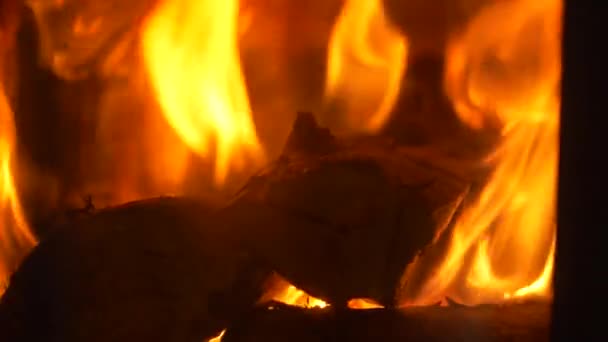 Detailní makro snímek hořícího dřeva v kamnech na dřevo. Pal. 4K zpomalený pohyb. — Stock video
