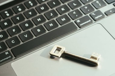 Bilgisayar koruması ve siber güvenlik konsepti olarak dizüstü bilgisayarı kilitle. Hacker yazılımından özel veri koruması. Güvenli olmayan kötü parola.