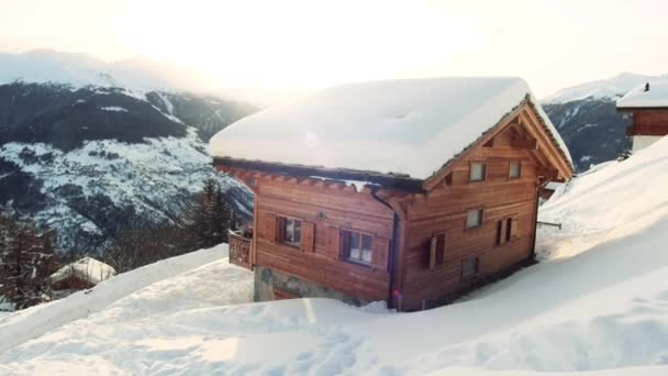 Traditionell trästuga med storslagen utsikt över de snöiga bergen. Skidstuga. — Stockvideo