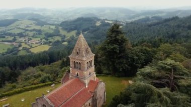 La chapelle de la montagne de Dun. Burgundy Fransa 'daki eski bir kilisenin insansız hava aracı çekimi..