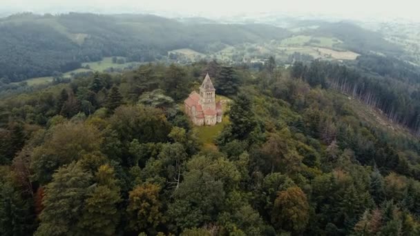 La chapelle de la montagne de Dun. Drohnenangriff auf eine kleine antike Kirche in Burgund Frankreich. — Stockvideo