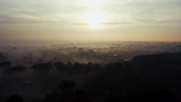 Drone aérien d'un champ de campagne brumeux d'une petite ville au lever du soleil. Des couleurs mousseuses. Sensation d'automne. Tourné à Gouda aux Pays-Bas. — Video