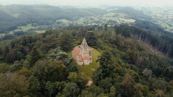 La chapelle de la montagne de Dun. Burgundy Fransa 'daki eski bir kilisenin insansız hava aracı çekimi.. — Stok video