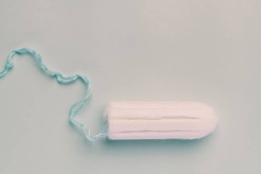 Pastel mavi arka planda temiz pamuk tampon. Kadın samimiyeti..