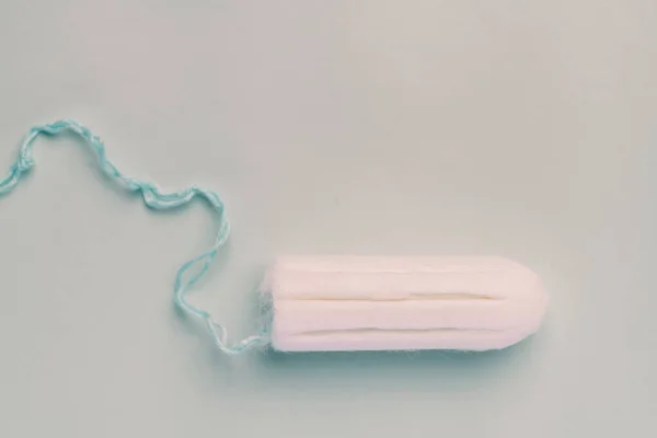 きれいな綿のタンポンパステルブルーの背景。女性の親密な衛生. — ストック写真