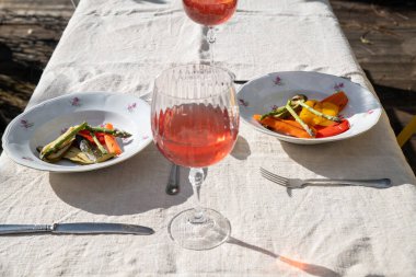 Vejetaryen yemeklerle dolu bir yaz bahçesinde akşam yemeği.