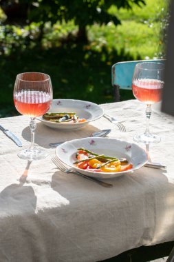 Vejetaryen yemeklerle dolu bir yaz bahçesinde akşam yemeği.