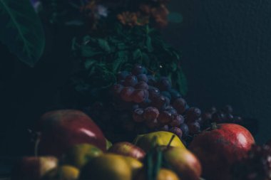Karanlık barok rönesans tarzı. Meyve ve çiçeklerin hayat fotoğrafı. Elma, üzüm, nar, ayva, nane ve bahçe çiçekleri..