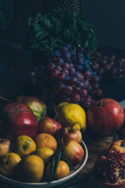 Karanlık barok rönesans tarzı. Meyve ve çiçeklerin hayat fotoğrafı. Elma, üzüm, nar, ayva, nane ve bahçe çiçekleri..