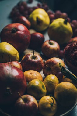 Karanlık barok rönesans tarzı. Meyve ve çiçeklerin hayat fotoğrafı. Elma, üzüm, nar, ayva..