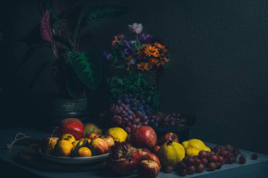 Karanlık barok rönesans tarzı. Meyve ve çiçeklerin hayat fotoğrafı. Elma, üzüm, nar, ayva, nane ve bahçe çiçekleri..