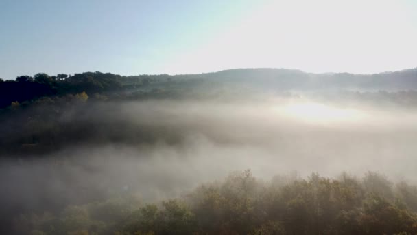 Strzał drona, widok z lotu ptaka z Umbrii, Toskania we Włoszech. Wschód słońca z mgłą wczesnym rankiem. — Wideo stockowe