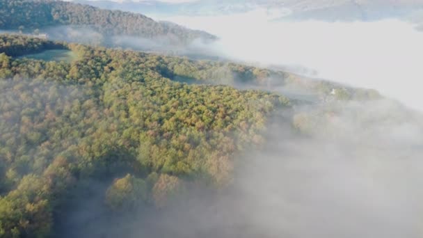 Letecký pohled na Umbrii, Toskánsko v Itálii. Brzy ráno vychází slunce s mlhou. — Stock video