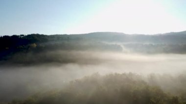 İHA atışı, Umbria 'nın havadan görüntüsü, İtalya' da Toskana. Sabahın erken saatlerinde sisli gün doğumu. Vadideki bulutlar.