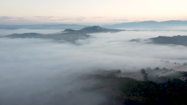 Снимок беспилотника, вид с воздуха на Умбрию, Тоскана, Италия. Рассвет с туманом рано утром. Облака в долине. — стоковое видео