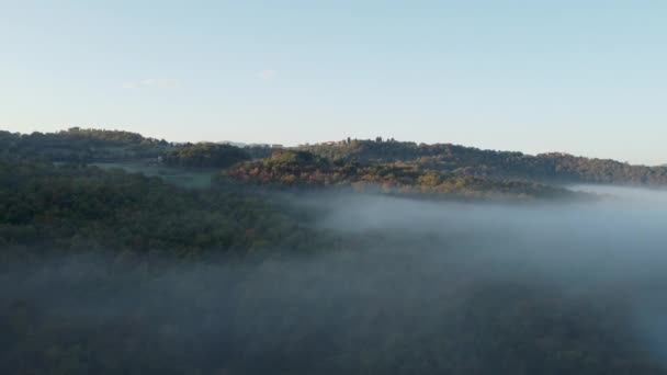 Снимок беспилотника, вид с воздуха на Умбрию, Тоскана, Италия. Рассвет с туманом рано утром. Облака в долине. — стоковое видео