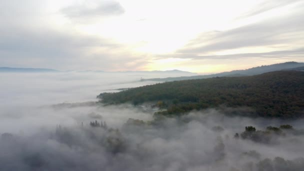 Letecký pohled na Umbrii, Toskánsko v Itálii. Brzy ráno vychází mlha. Mraky v údolí. — Stock video