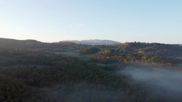Снимок беспилотника, вид с воздуха на Умбрию, Тоскана, Италия. Восход солнца с туманом рано утром. — стоковое видео