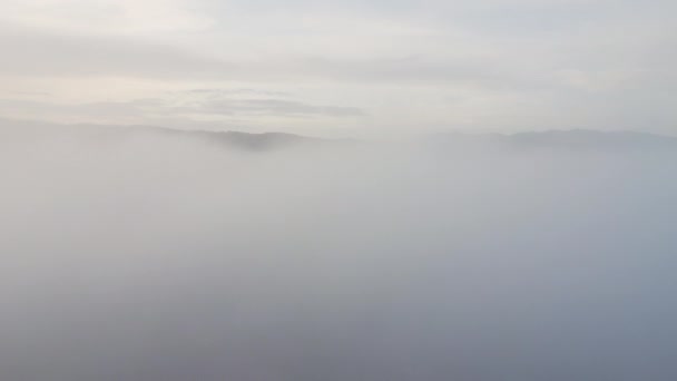 Снимок беспилотника, вид с воздуха на Умбрию, Тоскана, Италия. Восход солнца с туманом рано утром. — стоковое видео