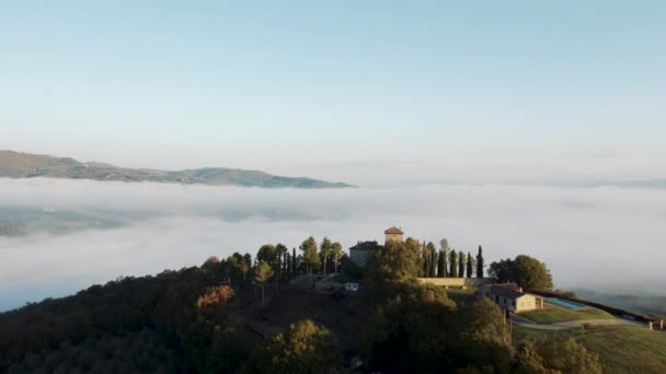 Letecký pohled na Umbrii, Toskánsko v Itálii. Brzy ráno vychází mlha. Mraky v údolí. — Stock video