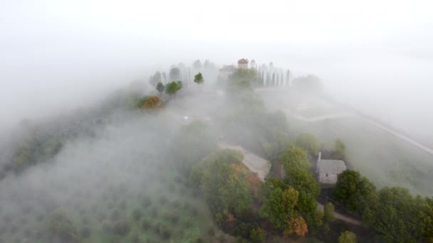 Letecký pohled na Umbrii, Toskánsko v Itálii. Brzy ráno vychází slunce s mlhou. — Stock video