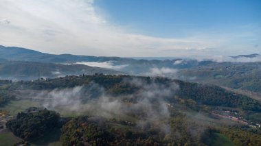 İtalya, Umbria 'daki arazinin insansız hava aracı görüntüleri. Toskana.