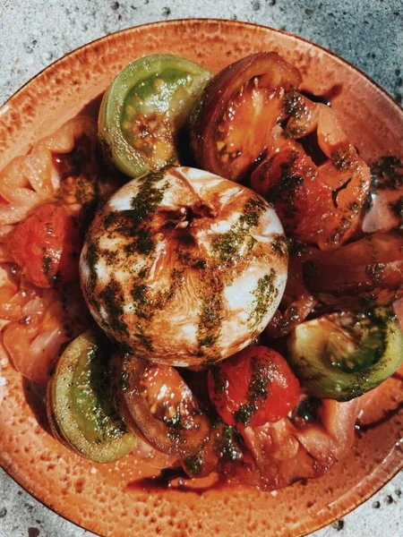 Domatesli burrata peyniri. Yaz güneşinde salata.