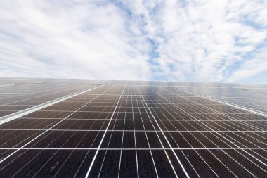 Hollanda kırsalındaki güneş parkı. Mavi gökyüzü ve bulutlu güneş parkı.