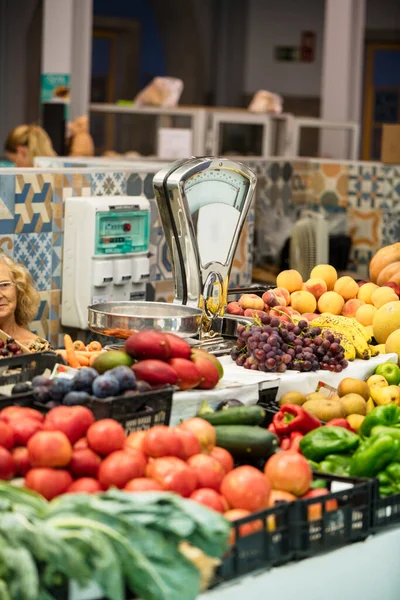 Silves Portugal 'da yerel bir markette meyve ve sebze. Arkaplanda ölçekle.